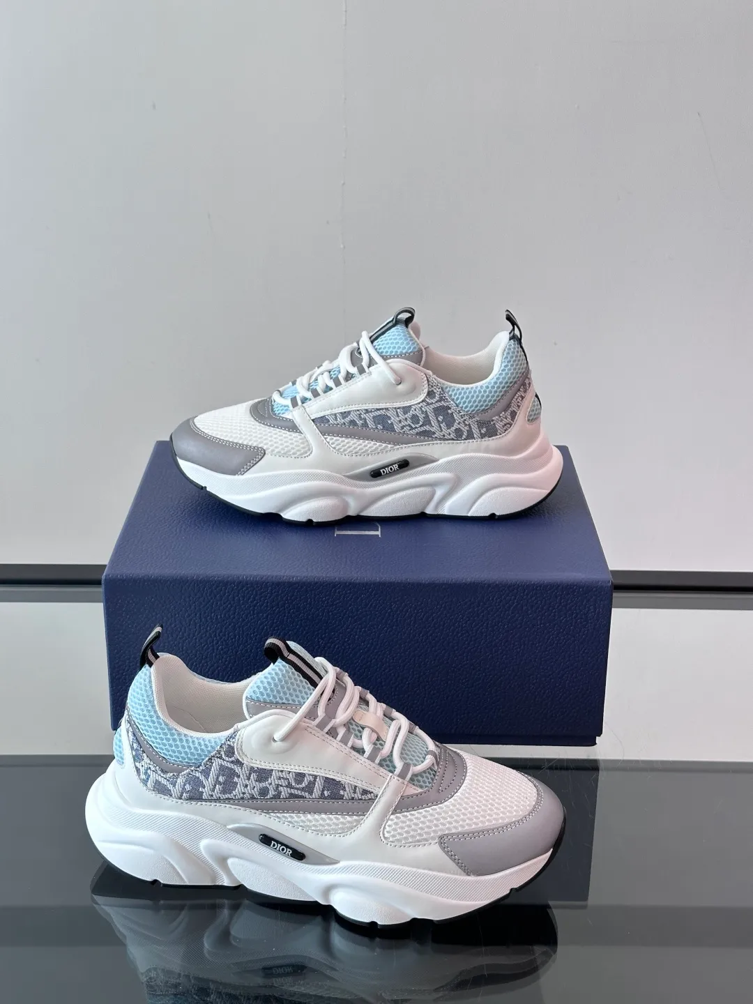 Factory price: 480💰 ◾️▫️Dior D®️ x 🆕 (high version) B22 men's jogging fashion sneakers, this single product draws inspiration from retro jogging shoes. It adopts a thick low-top design, with an upper made of black cow leather and mesh fabric, and a black and white engraved rubber sole. Black mesh fabric tongue and heel counters complement black laces, with an embossed "Di~r" logo embellishment on the side. These sneakers can be mixed and matched with a classic suit for a sporty chic look! Size: 39-45 (38, 46, 47 can be customized)